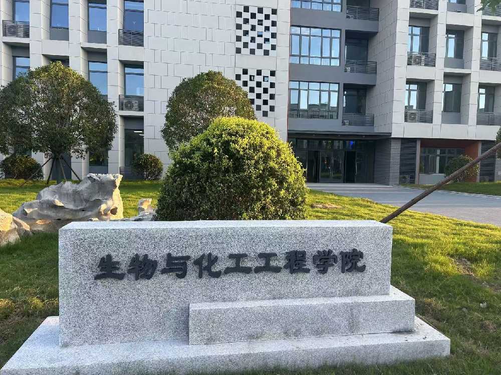 洛南县扬州职业大学体育场高杆灯项目